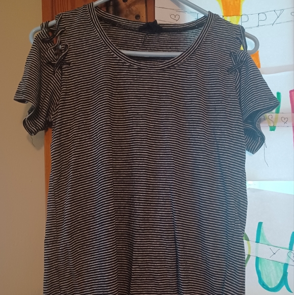 Black pin stripe tee shirt. - Picture 1 of 4